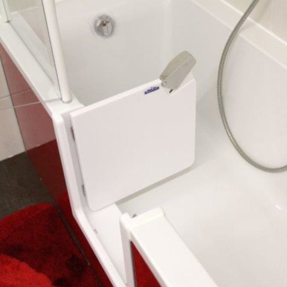 Neue Dusch-Badewanne mit Tür von VarioDoor. Lässt sich mechanisch öffnen und schliessen.